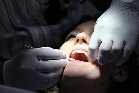 opération dentaire d'une femme
