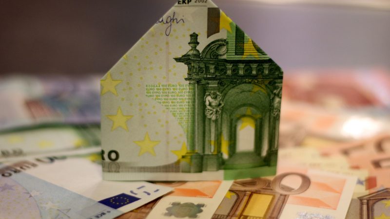 Maison faite en origami avec des billets de banque