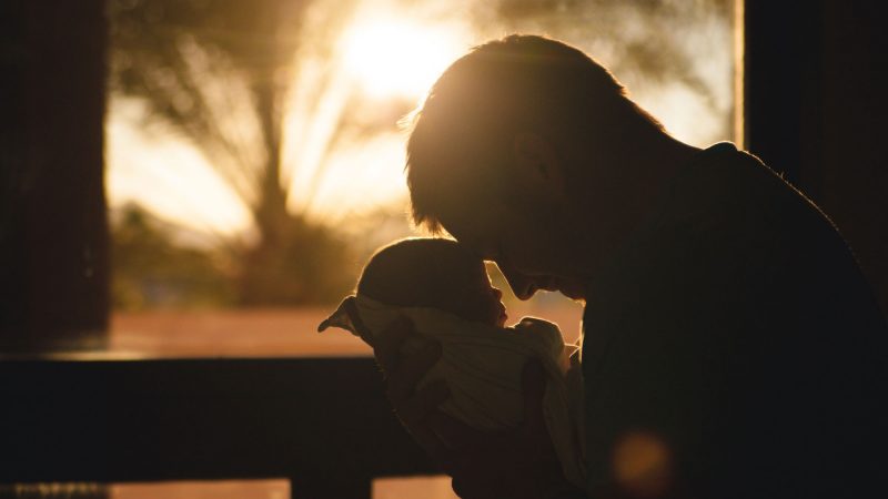 Allongement du congé paternité pour les pères de bébés prématurés